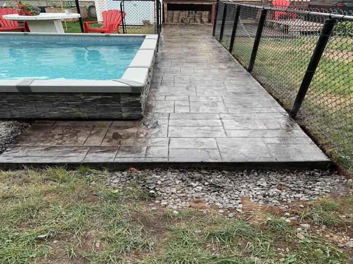 En choisissant nos services, la pose de vos sols en béton décoratif est entre de bonnes mains